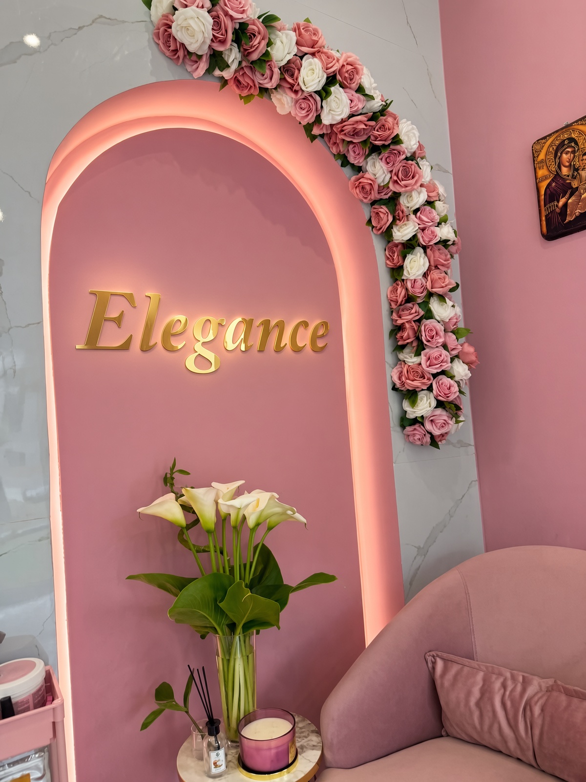 Розова ниша со златен натпис Elegance и цвеќиња